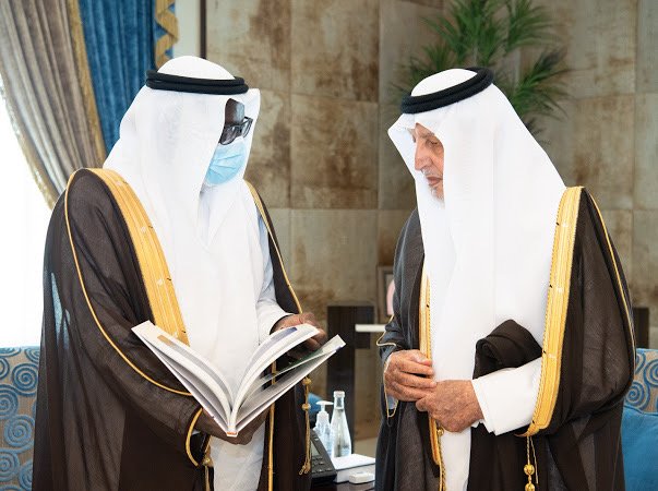 الفيصل يستلم التقرير السنوي لأعمال معهد الادارة