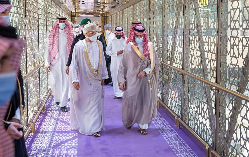 سمو وزير الخارجية يودع وزير خارجية عُمان