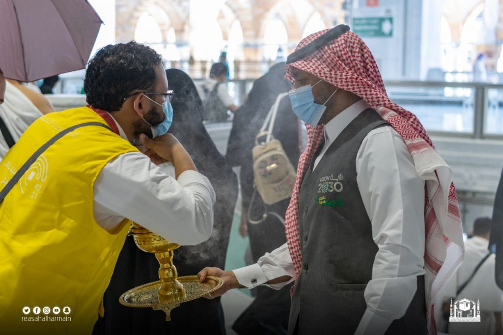 الرئاسة العامة لشؤون المسجد الحرام والمسجد النبوي تطيب وتبخر بيت الله الحرام احتفاءً بضيوف الرحمن