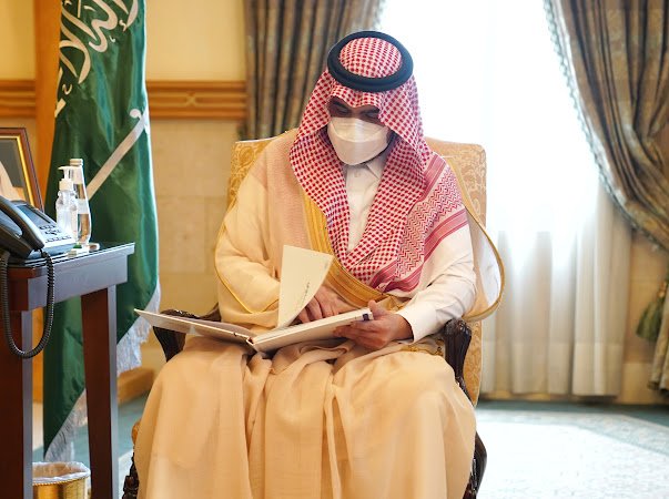 سمو نائب أمير منطقة مكة المكرمة يتسلم التقرير السنوي لأعمال معهد الإدارة