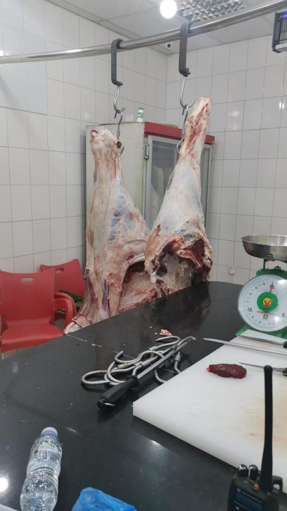 بلدية العزيزية تصادر طنين من اللحوم المجهولة وترفع 7 أطنان من المخلفات