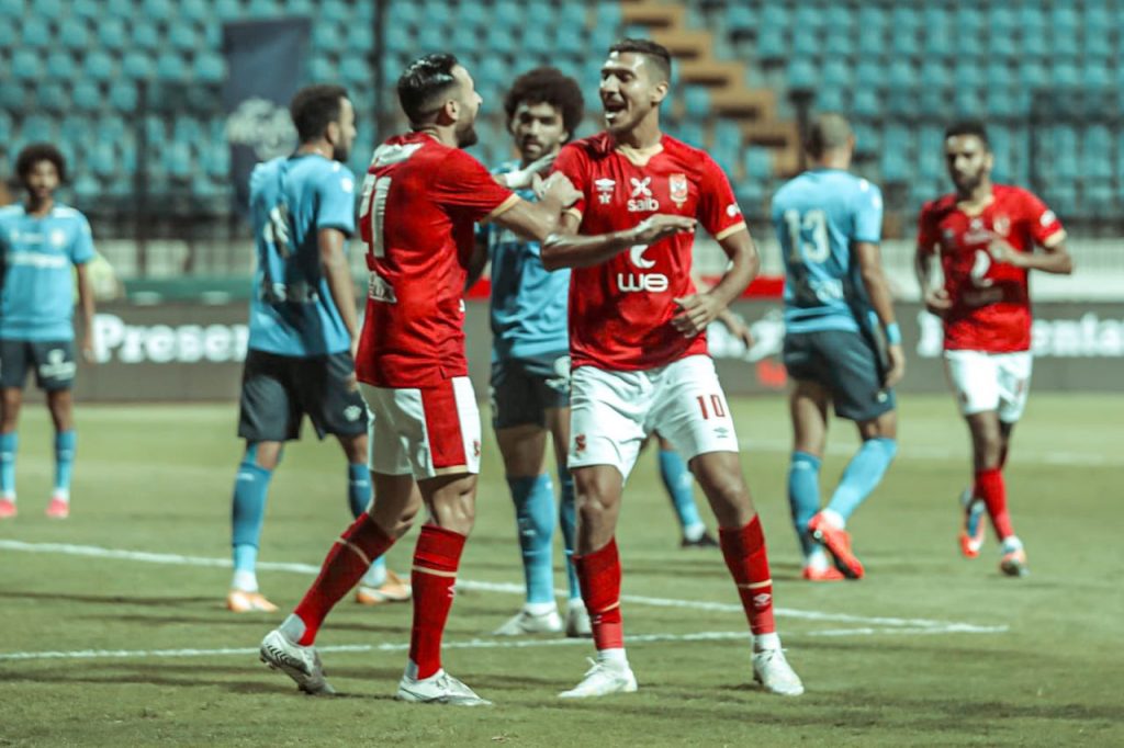 فريق الأهلي يتغلب على نظيره سموحة و تعادل بيراميدز مع إنبيفي الدوري المصري لكرة القدم
