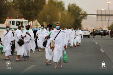 ضيوف الرحمن يتوافدون إلى صعيد عرفات الطاهر