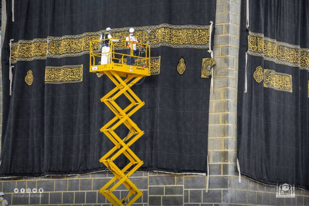 جرياً على العادة السنوية “الرئاسة” تستبدل ثوب الكعبة المشرفة