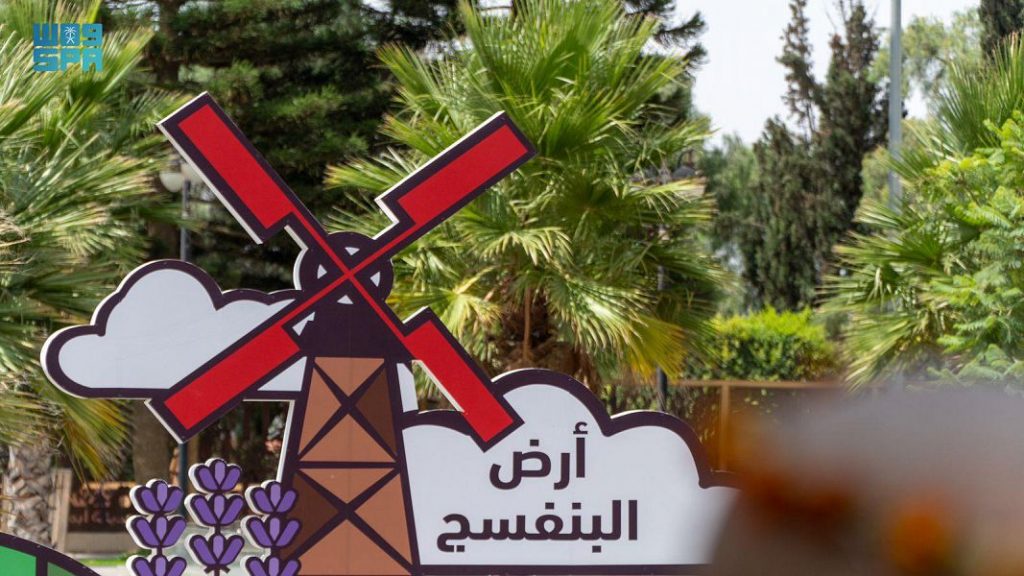 أرض البنفسج” في أبها تستقبل زوارها بالورود ضمن برنامج “صيف السعودية”