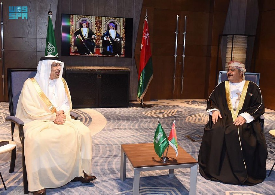 وزير الاستثمار يلتقي بوزير النقل والاتصالات وتقنية المعلومات في سلطنة عمان