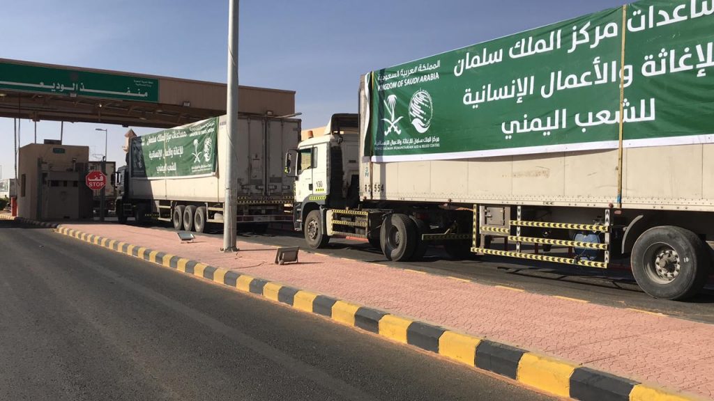 عبور 10 شاحنات مقدمة من مركز الملك سلمان للإغاثة منفذ الوديعة متوجهة لعدة محافظات يمنية