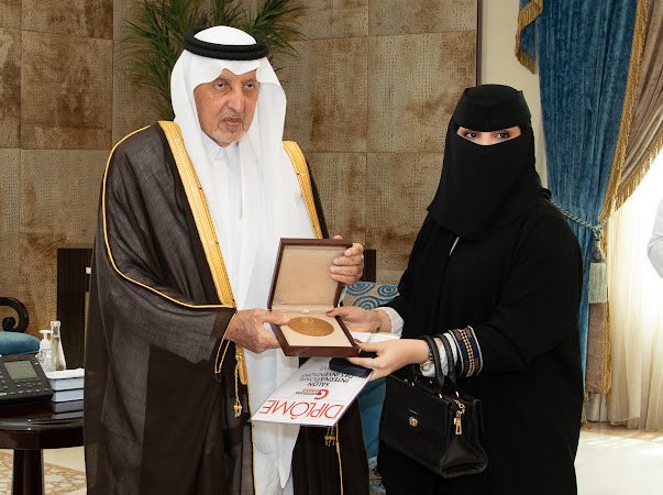 سمو أمير منطقة مكة المكرمة يكرم الطلاب والطالبات الذين حصلوا على جوائز عالمية في معرض جنيف للابتكارات