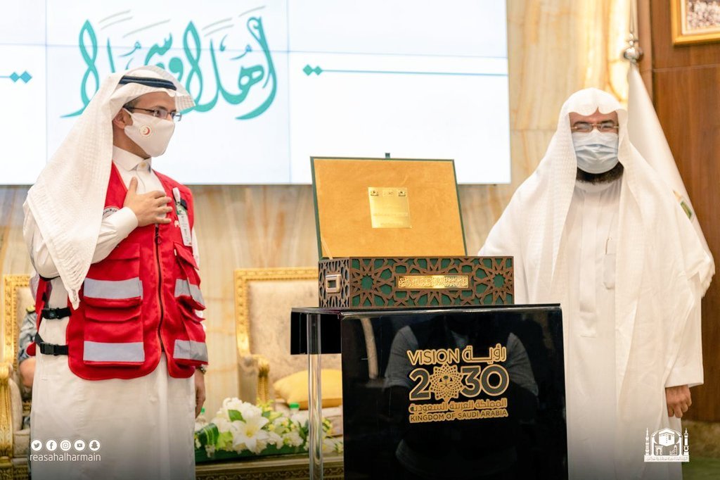 الرئيس العام لشؤون المسجد الحرام والمسجد النبوي يكرم هيئة الهلال الاحمر   بالمسجد الحرام