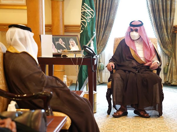 نائب أمير منطقة مكة المكرمة يتسلم تقرير قياس الرضا لدى الحجاج والمعتمرين عن الخدمات المقدمة لهم