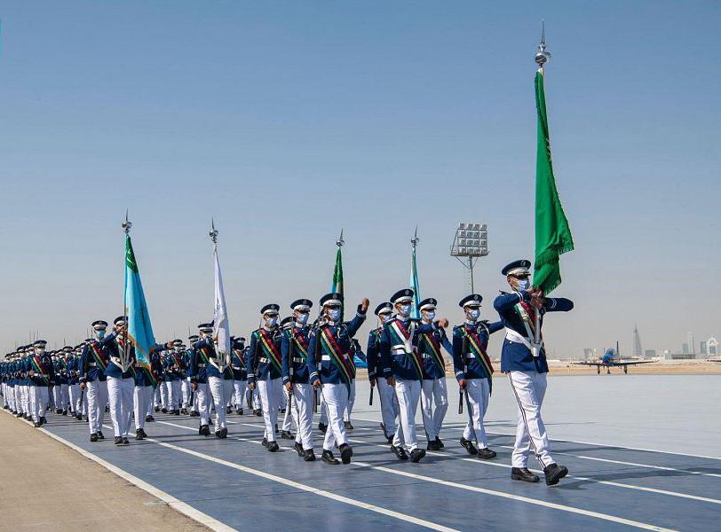 نيابة عن سمو ولي العهد.. رئيس هيئة الأركان العامة يرعى حفل تخريج الدفعة (100) من طلبة كلية الملك فيصل الجوية