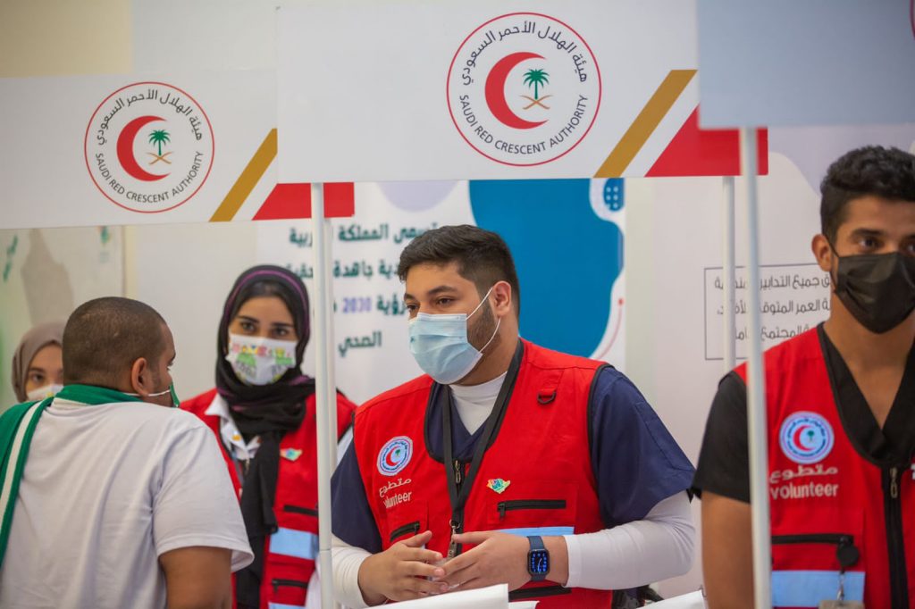 متطوعي هيئة الهلال الاحمر بالعاصمة المقدسة يشاركون في فعاليات اليوم الوطني