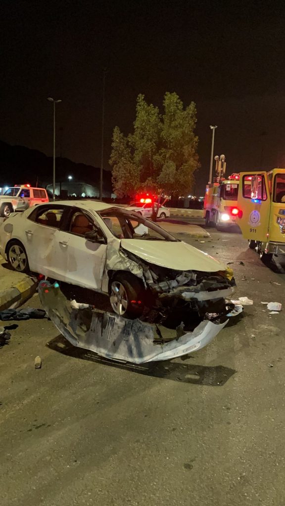 الهلال الأحمر بالعاصمة المقدسة يباشر حادث إنقلاب  مركبة