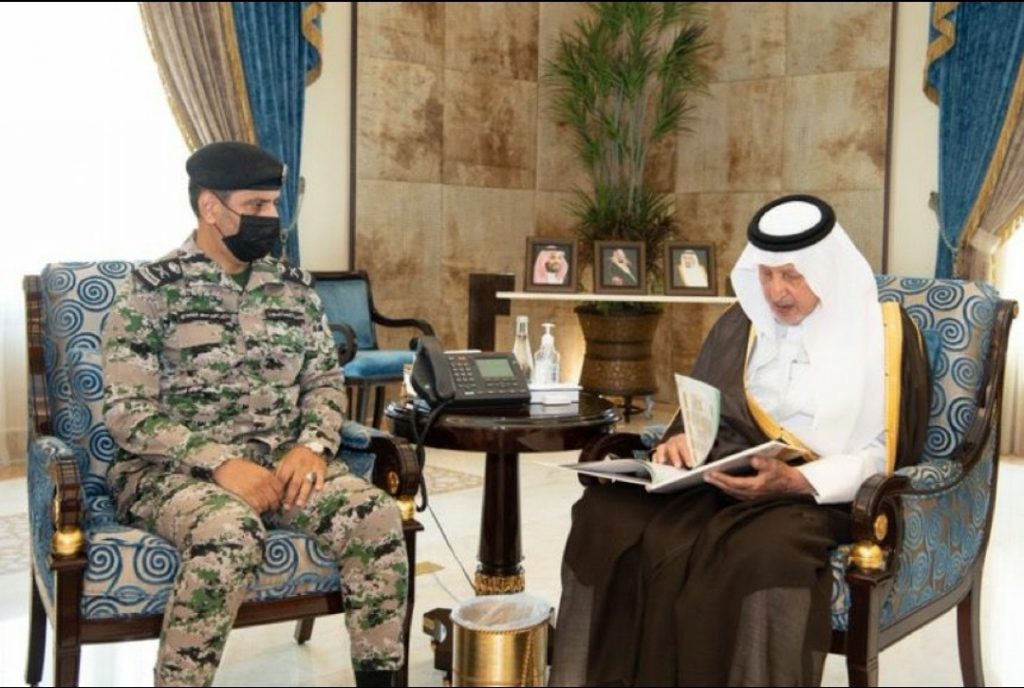 سمو أمير منطقة مكة المكرمة يستقبل مدير سجون المنطقة 