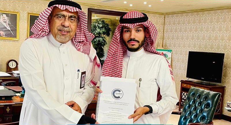 “القويحص” يُكرِّم المهندس محمد إسلام لحصوله على درجة الماجستير في تخصص الهندسة البيئية
