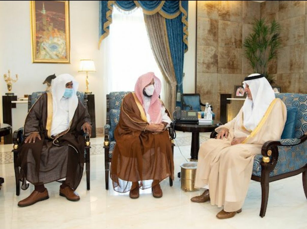 سمو أمير منطقة مكة المكرمة يتسلم تقريرا عن أعمال الرئاسة العامة لهيئة الأمر بالمعروف والنهي عن المنكر بالمنطقة