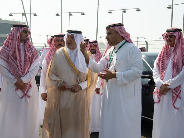 سمو الأمير خالد الفيصل يقف على آخر التجهيزات لسباق “فورملا 1 السعودية”