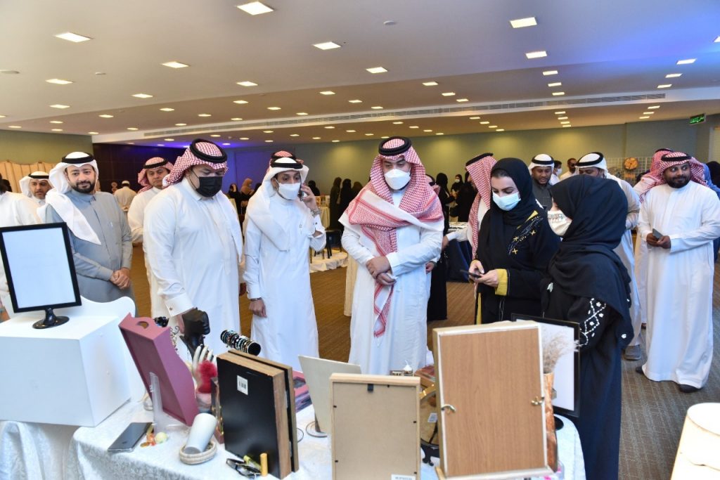“غرفة مكة” تخرج 15 متدربة من الدورة السابعة لفنون “الديكوباج”