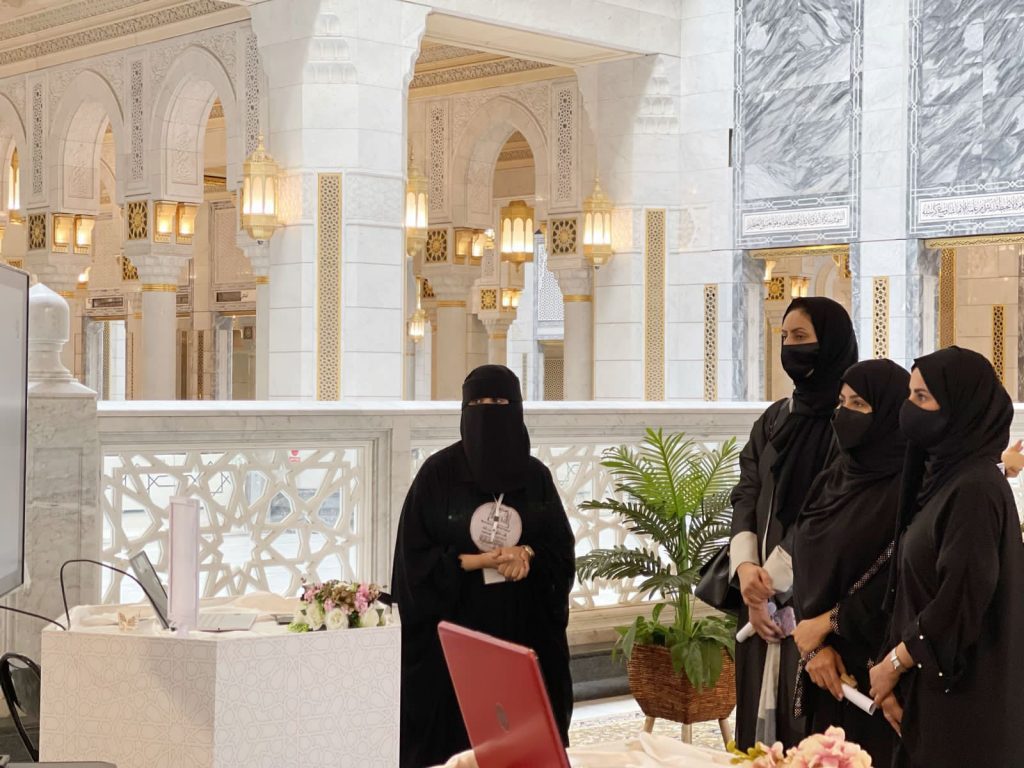 مستشارة أمين العاصمة المقدسة تزور معرض “عطاء ورحمات”