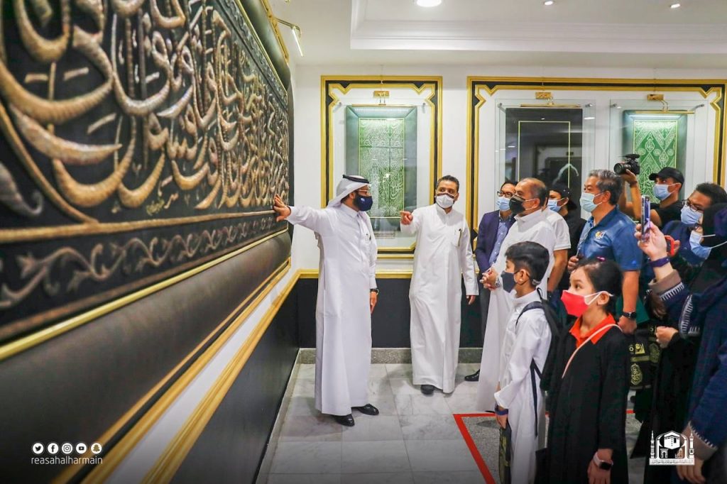 خلال زيارة “وفد من القنصلية الماليزية” “لمجمع الكسوة” القنصليون السياحي والتجاري والاقتصادي ( نشكر المملكة العربية السعودية وأهلها على كرمهم، والمملكة تحمل إرثا ثقافيا وتراثا عظيما)