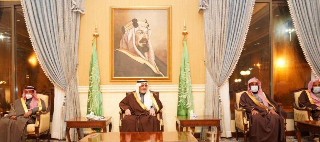 أمير تبوك يستقبل المواطنين في اللقاء الأسبوعي