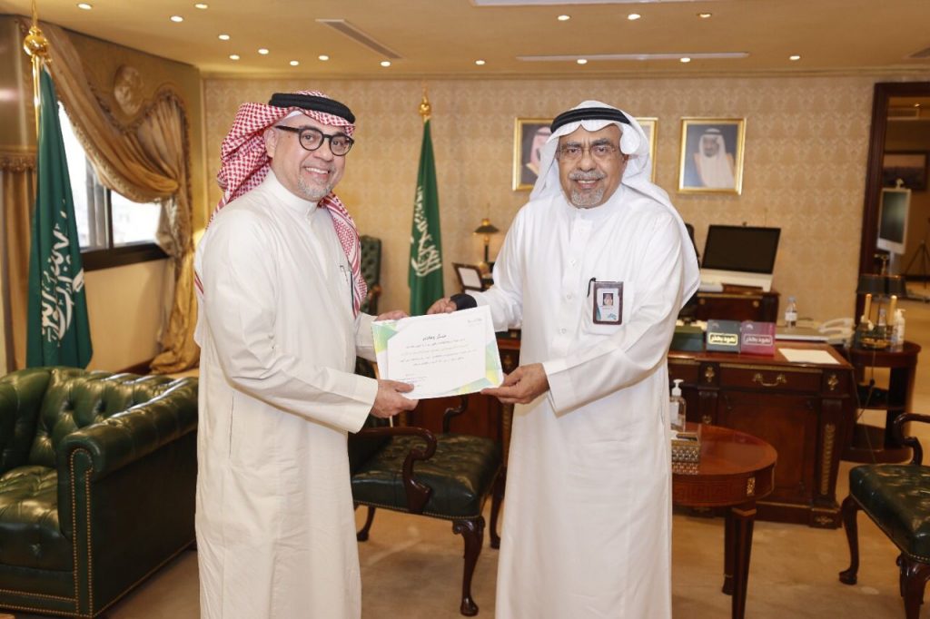 أمين العاصمة المقدسة يُكرم الاصحاح البيئي لمكافحة حمى الضنك