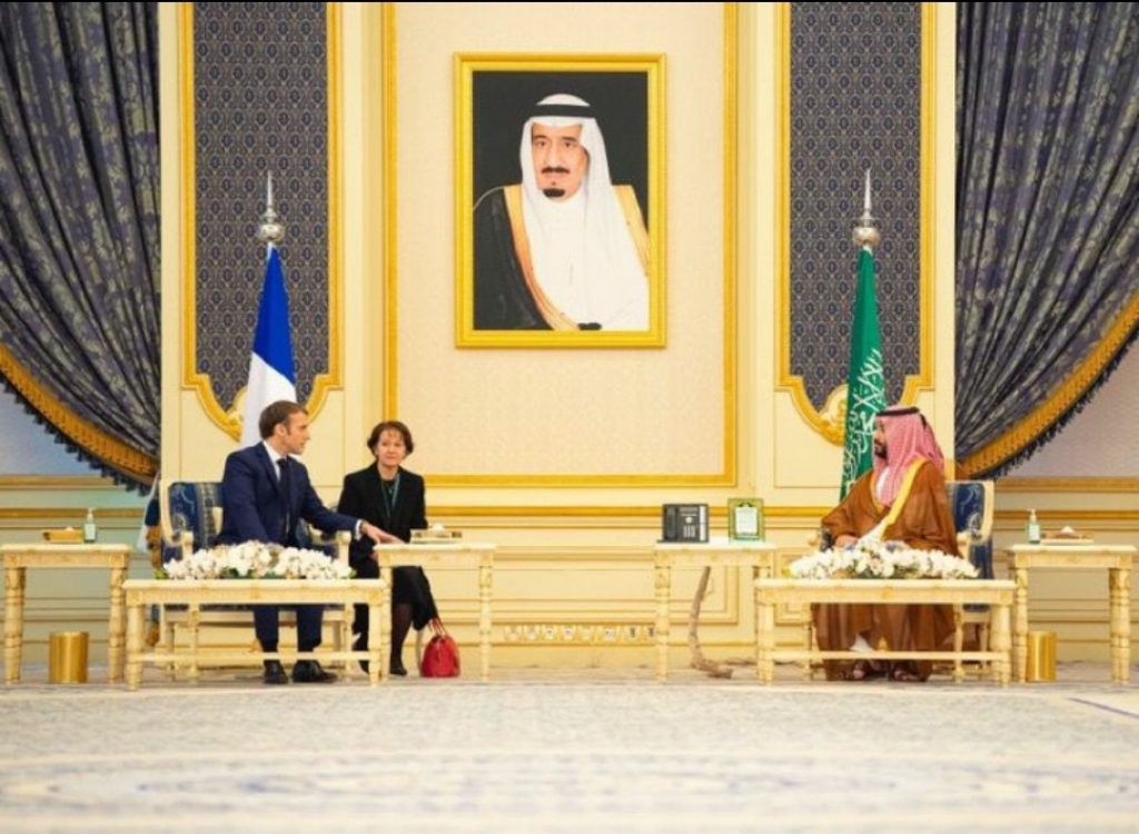 سمو ولي العهد والرئيس الفرنسي يستعرضان العلاقات الثنائية ومجالات الشراكة ومستجدات الأوضاع في منطقة الشرق الأوسط