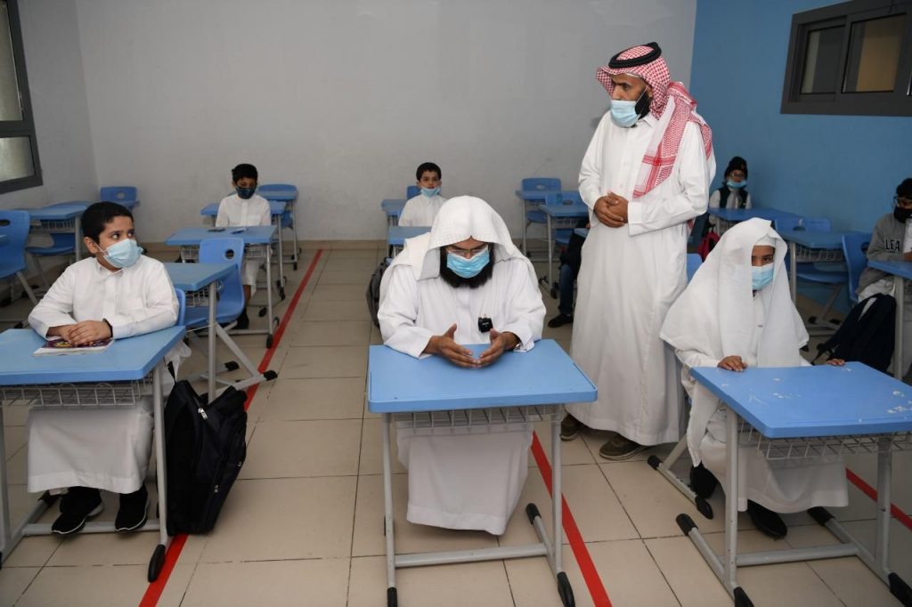 السديس” يزور مدرسة حمزه الكوفي ويشيد بالعودة الحضورية المبهجة ..