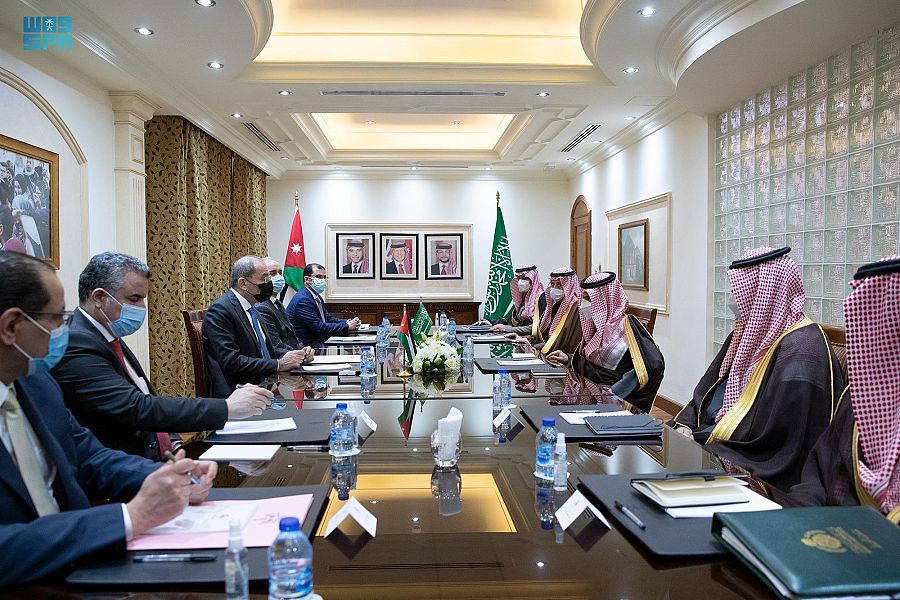 سمو وزير الخارجية يلتقي بنائب رئيس الوزراء وزير الخارجية وشؤون المغتربين الأردني