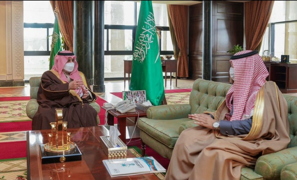 أمير تبوك يطلع على تقرير عن مشروعات النقل بالمنطقة