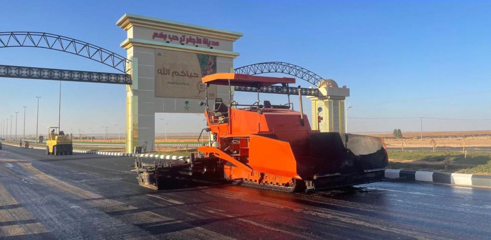 بلدية مدينة الاجفر تعمل على اصلاح الطرق والارصفة