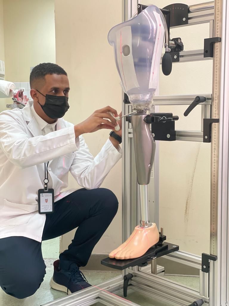 تأهيل أول مريض لاستخدام طرف صناعي إلكتروني بمستشفى الملك عبد العزيز بجدة