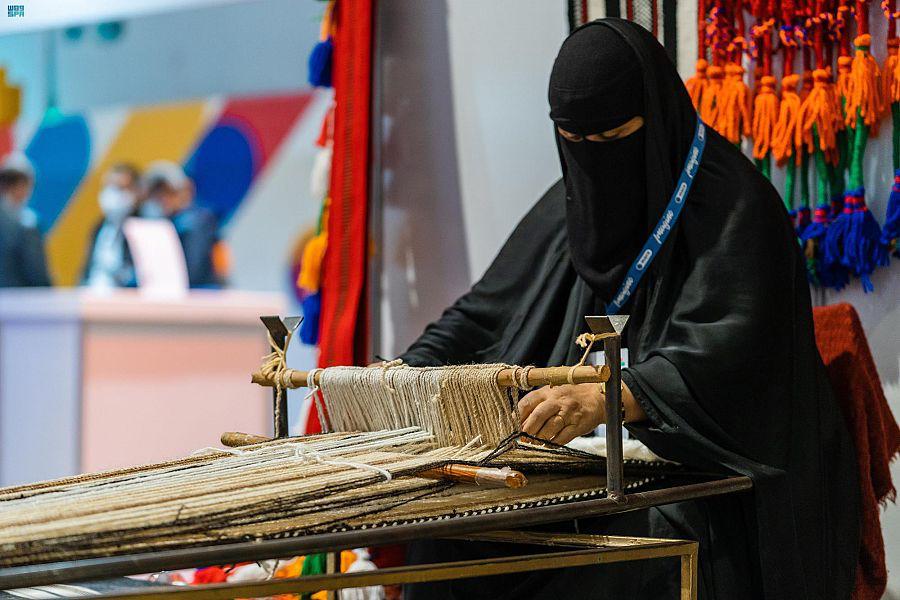 “حياكة السدو” تتصدر الحرف اليدوية التراثية بمعرض “صنع في السعودية”