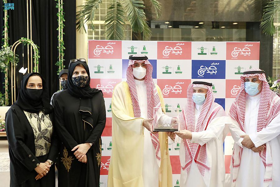 سمو محافظ جدة المكلف يفتتح معرض المشاريع الصغيرة ” صنع بيدي “