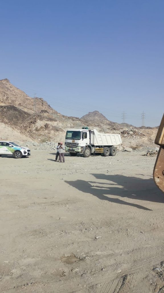 بلدية العزيزية تُنفّذ جولات رقابية على المباني تحت الانشاء