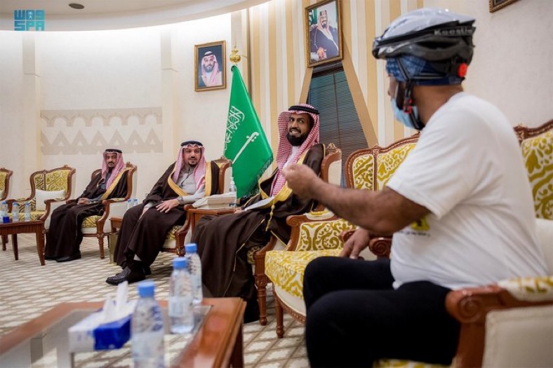 سمو أمير القصيم يستقبل الرحالة المفرج