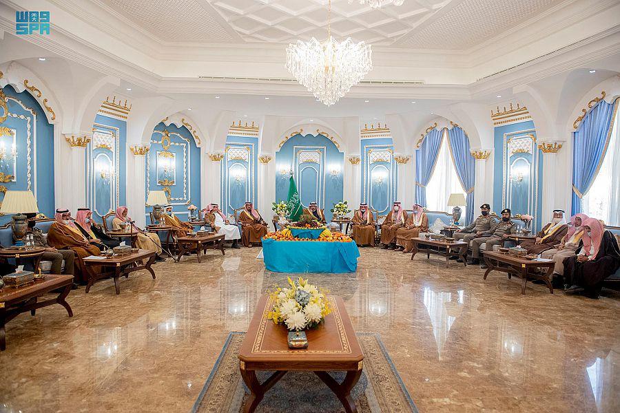 سمو أمير القصيم يزور مركز الهلالية ويلتقي بالأهالي