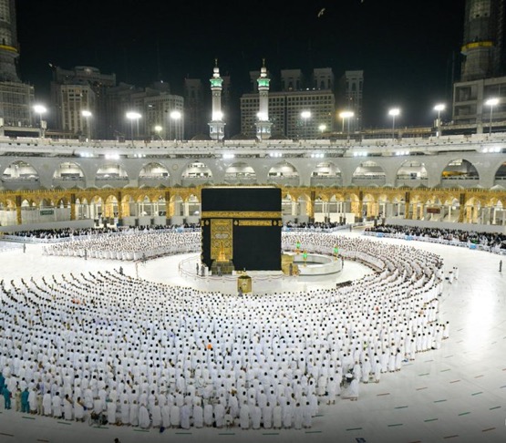 جموع المصلين تؤدي صلاة الفجر بالمسجد الحرام دون “تباعد جسدي”