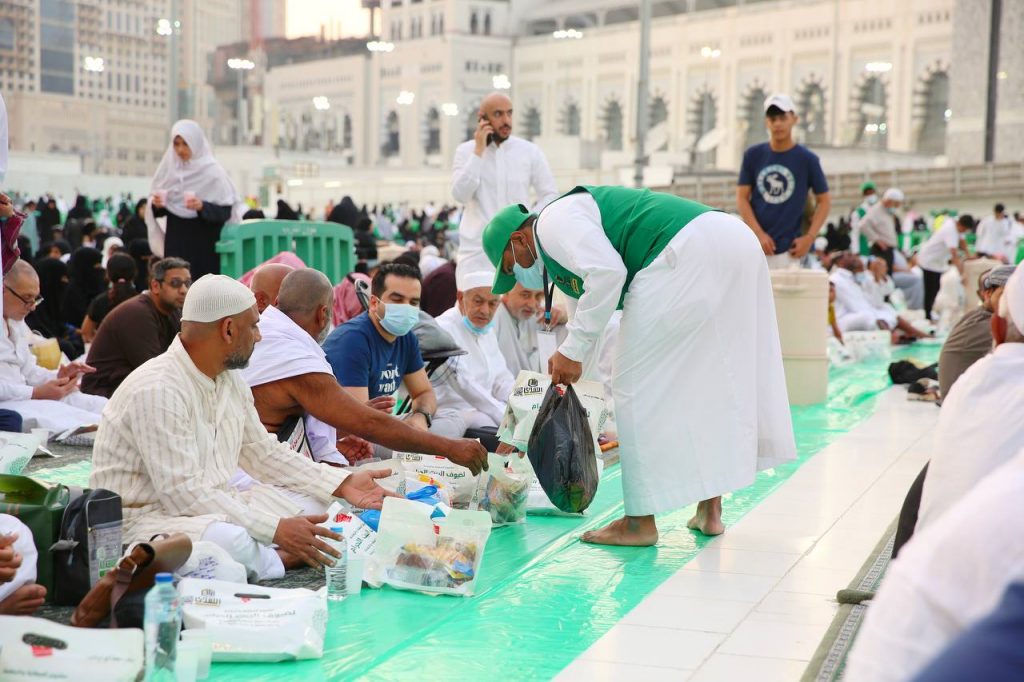 توزيع مليون وجبة لإفطار الصائمين في ساحات المسجد الحرام خلال العشر الأوائل من شهر رمضان المبارك