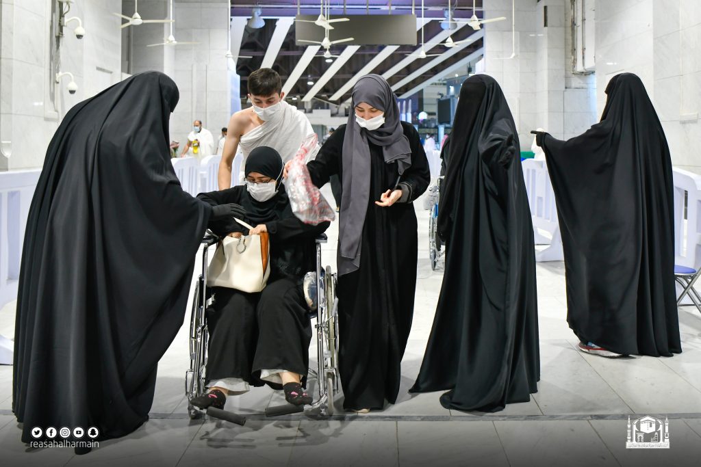 154 موظفة يعملن على أبواب المسجد الحرام