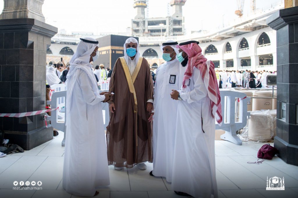 60) مطوفا يعملون في المسجد الحرام والتحول الرقمي يتيح تقديم الخدمة إلكترونياً