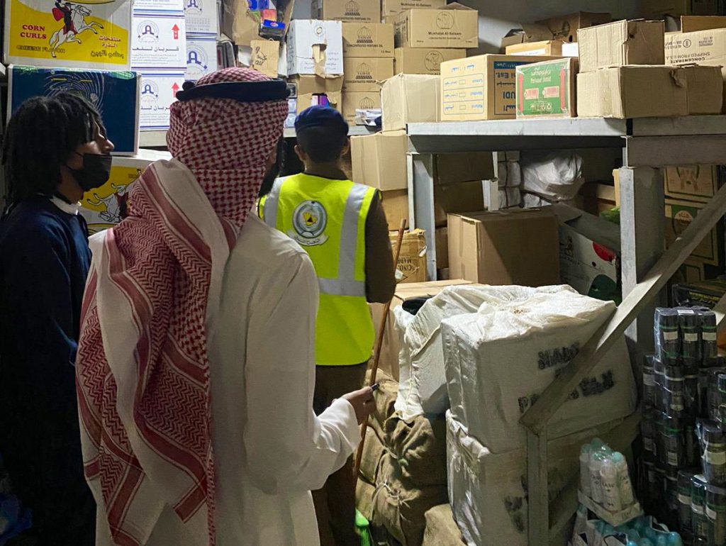 بلديات مكة تغلق مستودعات مخالفة