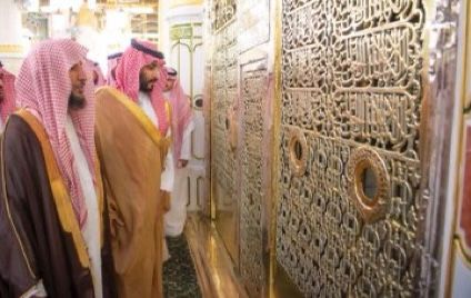 سمو ولي العهد يزور المسجد النبوي ويؤدي الصلاة في الروضة الشريفة