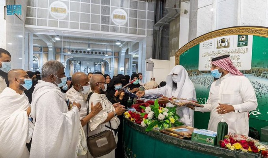 شؤون الحرمين تُوزِّعُ أكثر من خمسة آلاف هدية على قاصدي المسجد الحرام