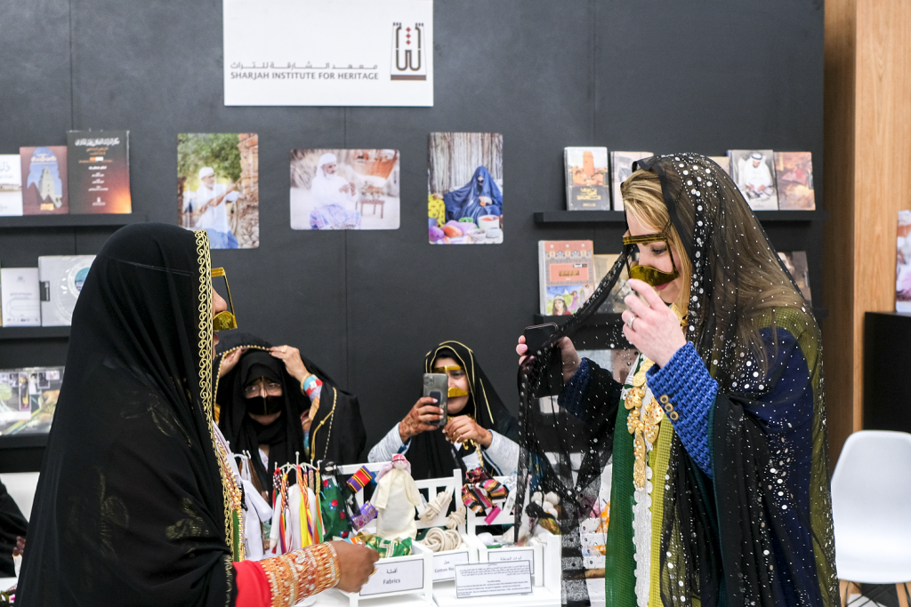 الإنجليز يعيشون الأهازيج الإماراتية ويتزينون بالحناء والأثواب المطرزة بالتلي