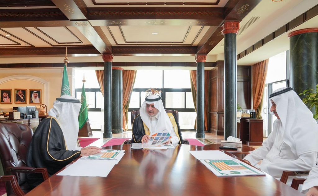 أمير تبوك يطلع على نسب الإنجاز في المشروعات التي تنفذها أمانة المنطقة