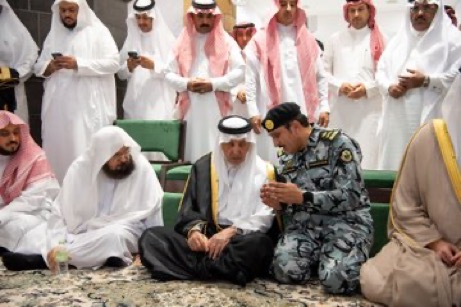 سمو أمير مكة المكرمة يشارك رجال الأمن طعام الإفطار في المسجد الحرام