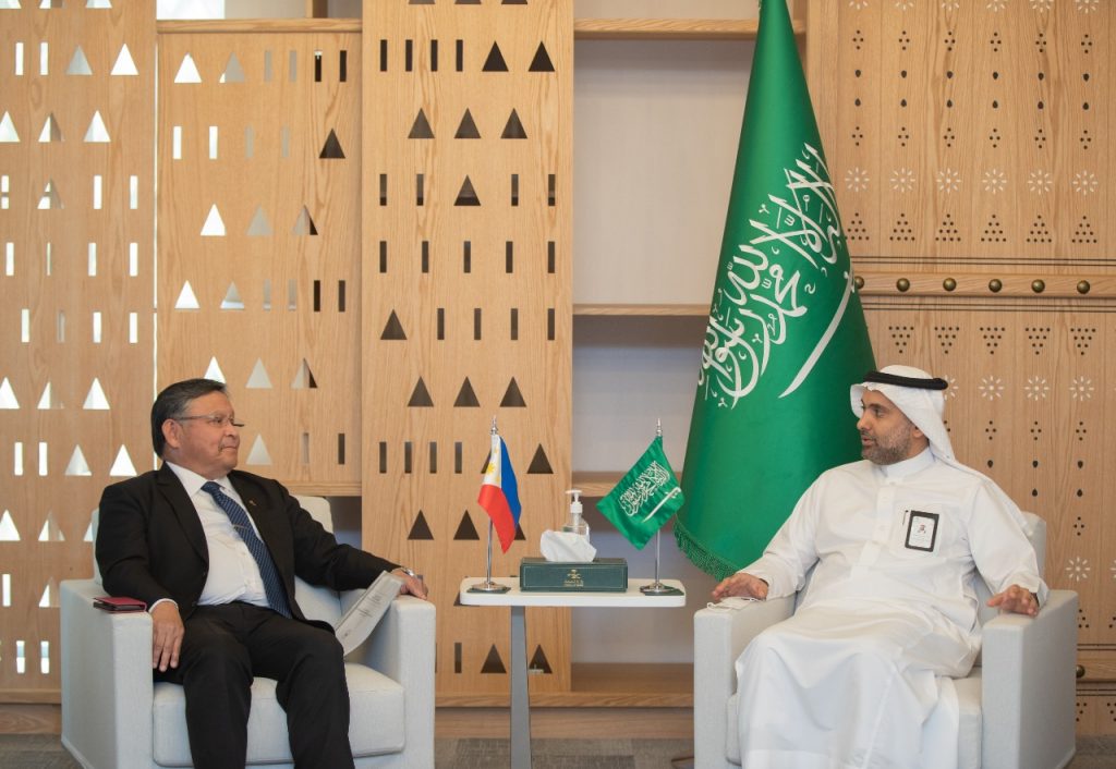 وزير الصحة يلتقي سفير الفلبين لدى المملكة