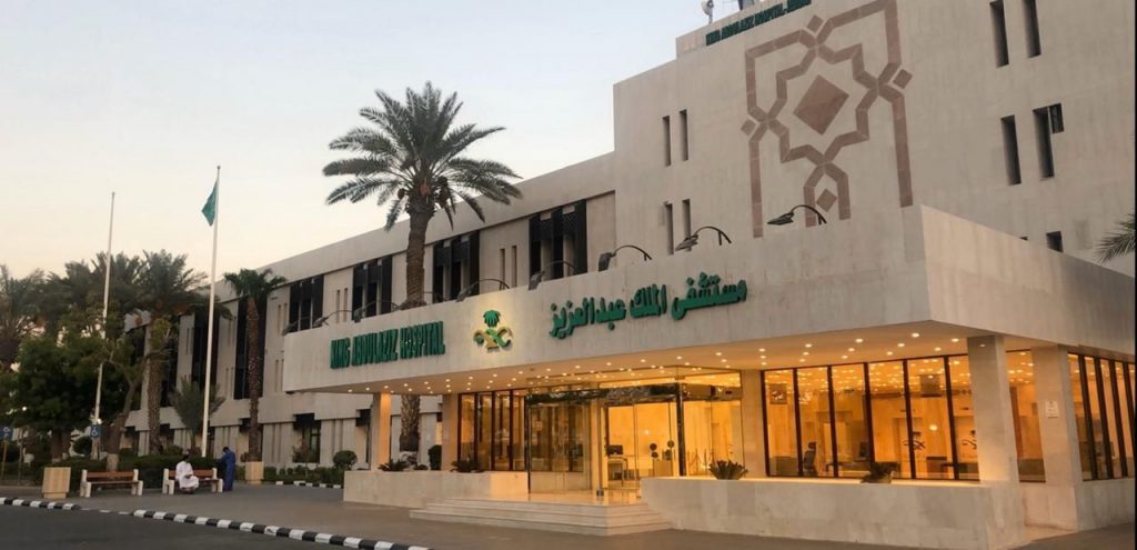 بعملتين جراحيتين .. مستشفى الملك عبدالعزٌيز بجدة ينهي معاناة شاب