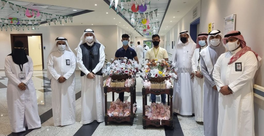 المدير التنفيذي لمستشفى الملك عبدالعزيز بمكة يعايد المرضى المنومين